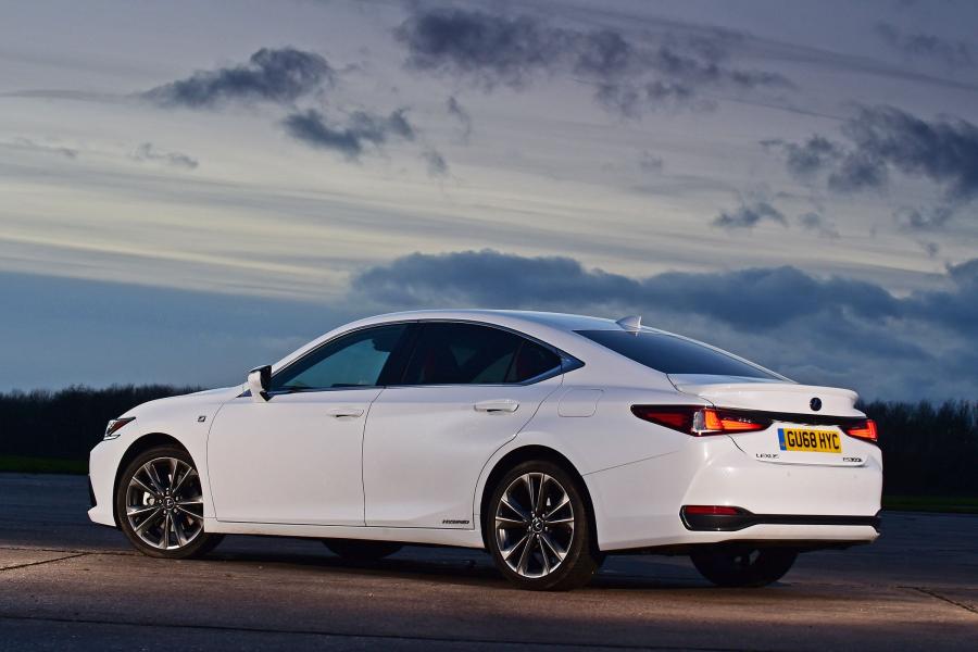  Lexus ES300h F-Sport 2019 года  (UK) (фото 3 из 13)
